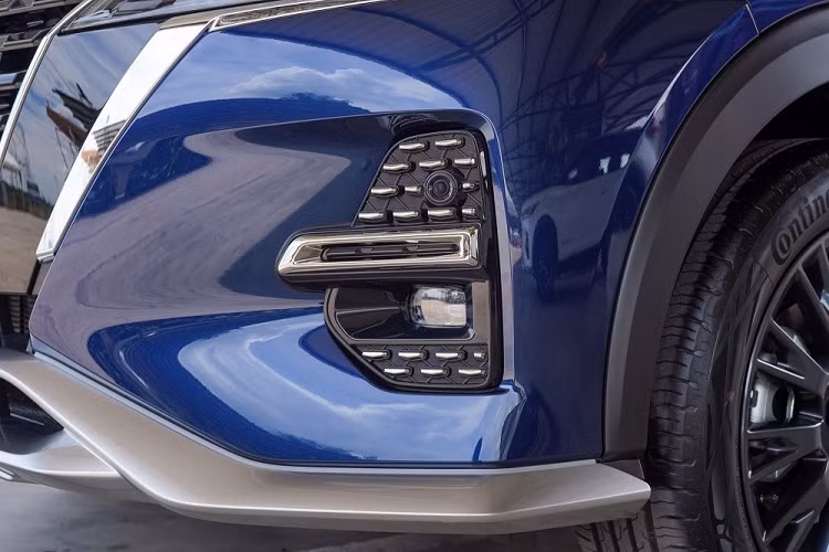 So với 3 phiên bản còn lại, Autotech chẳng những được trang bị đầy đủ hơn mà còn có thiết kế khác biệt. Nguyên nhân là do phiên bản này được lắp thêm gói phụ kiện do công ty Autotech của Nhật Bản thiết kế và phát triển. Cụ thể, Nissan Kicks Autotech 2022 được trang bị tấm ốp màu bạc ở đầu xe, sườn xe và phía sau.