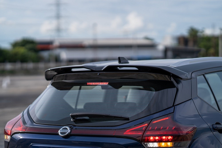 Trong khi đó, trên lưới tản nhiệt và cửa cốp sau có logo Autotech màu xanh dương như dấu hiệu nhận biết cho phiên bản cao cấp nhất của Nissan Kicks 2022. Ngoài ra, có thể kể đến những trang bị ngoại thất đáng chú ý của Nissan Kicks Autotech 2022 như hệ thống đèn LED, bao gồm đèn pha tự động bật/tắt, đèn báo rẽ, dải đèn định vị ban ngày, đèn sương mù trước, đèn hậu và đèn phanh phía sau.