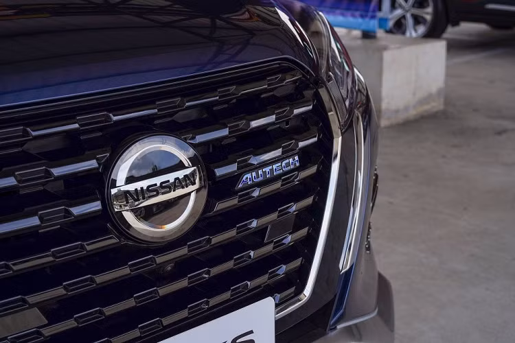 Thêm vào đó là đèn chờ dẫn đường, ốp gương ngoại thất sơn màu bạc, tích hợp đèn báo rẽ, gương chỉnh điện/gập điện, baga nóc, ăng ten hình vây cá và tay nắm cửa sơn cùng màu với thân xe. Bên trong Nissan Kicks Autotech 2022 là không gian nội thất bọc da tổng hợp, phối 2 màu đen và xanh đậm chỉ có trên phiên bản này. Trong khi đó, 3 phiên bản còn lại được trang bị nội thất màu đen tuyền.