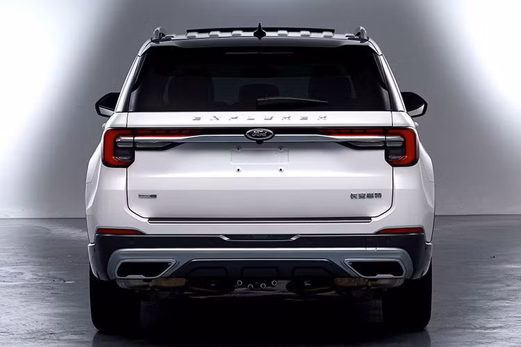 Explorer tại thị trường Trung Quốc dài hơn với kích thước 5.063 mm (199,3 inch). Phần đầu xe sở hữu một lưới tản nhiệt lớn hơn và vuông vức trước nhiều. Đèn pha LED mới được kết nối thông qua một dải LED