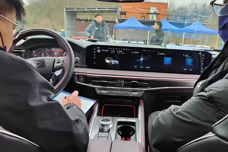 Màn hình đặt ngang này rộng đến 27 inch và chứa đầy đủ tiện ích giải trí của chiếc xe. Nhưng đó không phải là tất cả. Màn hình cụm đồng hồ kỹ thuật số cũng có kích thước lớn 12,3 inch. Thêm vào đó là màn hình hiền thị kính lái.