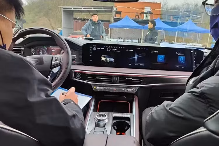 Màn hình đặt ngang này rộng đến 27 inch và chứa đầy đủ tiện ích giải trí của chiếc xe. Nhưng đó không phải là tất cả. Màn hình cụm đồng hồ kỹ thuật số cũng có kích thước lớn 12,3 inch. Thêm vào đó là màn hình hiền thị kính lái.