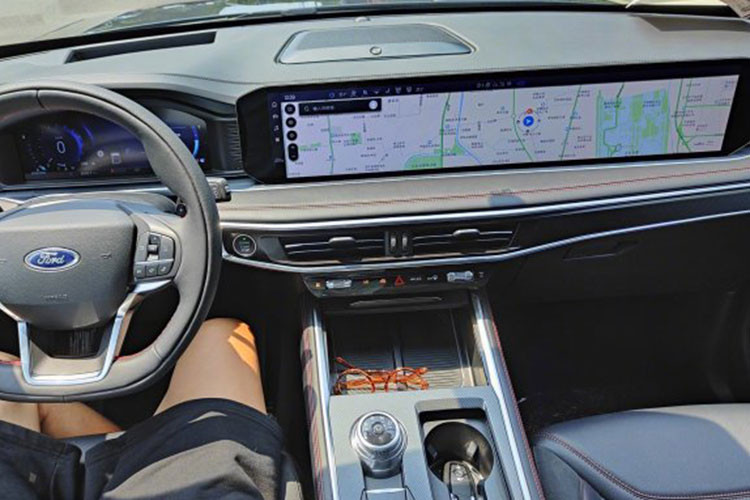 Hệ thống giải trí đi kèm còn bao gồm Hệ thống âm thanh B&amp;O, điều khiển khí hậu 3 vùng độc lập, cộng với một loạt trang bị trợ lái ADAS mang lại cho nó khả năng tự lái cấp độ 2+ (Level 2+).