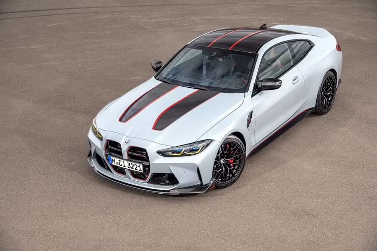 Cụ thể, BMW M GmbH đã tiến hành loại bỏ và bổ sung khá nhiều trang bị quan trọng trên xe nhằm giúp xe đạt được các mục tiêu như "Cạnh tranh, Thể Thao, Trọng lượng nhẹ". Thay đổi đáng chú ý nhất trên chiếc BMW M4 CSL đặc biệt này là hàng ghế sau đã được loại bỏ, mui xe, capô và nắp cốp đều được nâng cấp bằng trang bị sợi carbon.