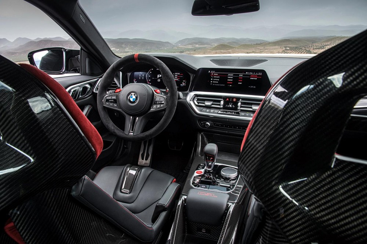 Sau khi loại bỏ hàng ghế sau, BMW M GmbH còn trang bị cho xe hàng ghế trước thể thao M Carbon. Các linh kiện khác như phanh, lazăng, lò xo giảm xóc và xylanh thuỷ lực của hệ thống treo cũng được thay thế bằng trang bị mới nhẹ hơn gồm phanh carbon-sứ, vành đúc. Hệ thống xả nguyên bản cũng được thay mới bằng ống xả bằng titan giúp giảm 4 kg. Bên trong khoang lái, BMW M4 CSL 2023 sẽ không có nâng cấp như mẫu M3.