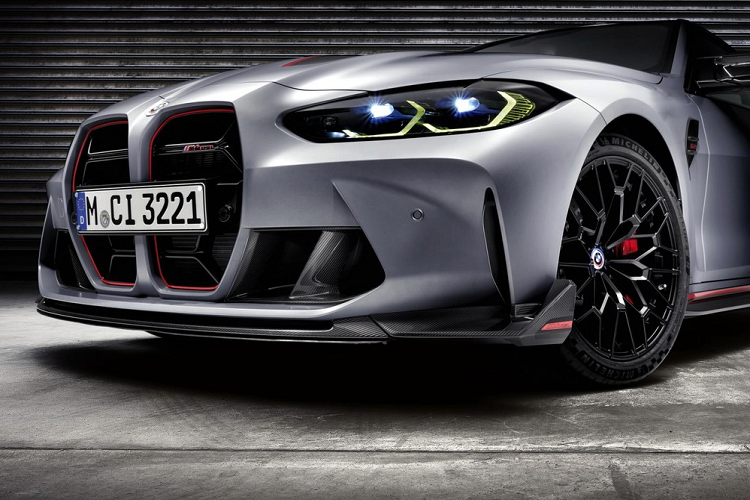 Ở sức mạnh, động cơ của xe với thiết lập 6 xylanh 3.0L, tăng áp turbo kép cũng được hiệu chỉnh lại, giúp tăng 40 mã lực, nâng công suất của xe lên 543 mã lực tại tua máy 6.250 vòng/phút, mômen xoắn cực đại 649 Nm tại tua máy 2.750-5.950 vòng/phút. Hệ thống truyền động 4 bánh nguyên bản được thay thế bằng hệ truyền động cầu sau nhẹ hơn. Đáng tiếc là xe sẽ không có tuỳ chọn số sàn, thay vào đó là hộp số tự động 8 cấp cho xe BMW M.