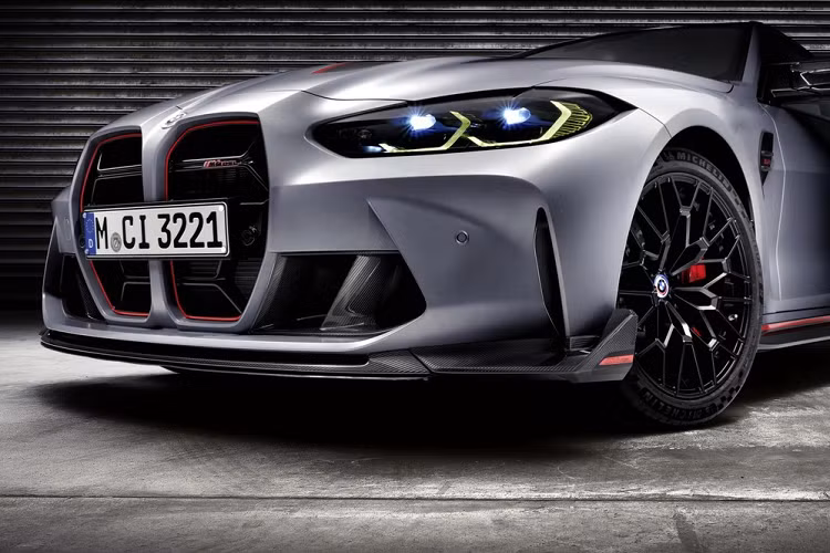 Ở sức mạnh, động cơ của xe với thiết lập 6 xylanh 3.0L, tăng áp turbo kép cũng được hiệu chỉnh lại, giúp tăng 40 mã lực, nâng công suất của xe lên 543 mã lực tại tua máy 6.250 vòng/phút, mômen xoắn cực đại 649 Nm tại tua máy 2.750-5.950 vòng/phút. Hệ thống truyền động 4 bánh nguyên bản được thay thế bằng hệ truyền động cầu sau nhẹ hơn. Đáng tiếc là xe sẽ không có tuỳ chọn số sàn, thay vào đó là hộp số tự động 8 cấp cho xe BMW M.