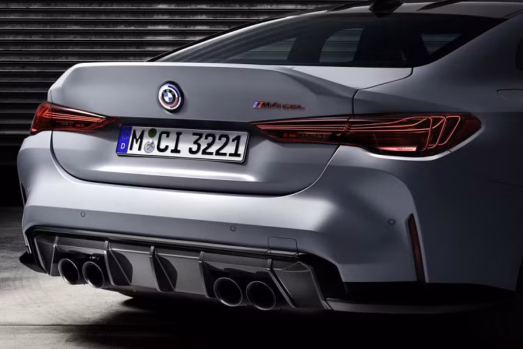 Một trang bị đặc biệt trên BMW M4 CSL 2023 là hệ thống giảm chấn và khung sườn được hiệu chỉnh riêng, gầm xe hạ 7,6mm so với bản M4 Competition. Hệ thống điều khiển lực kéo của chiếc CSL cũng được hiệu chỉnh lại nhằm cho phép xe có thể drift trong tầm kiểm soát.