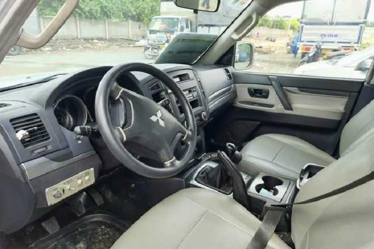 Dòng xe SUV Mitsubishi Pajero 2008 chở tiền này còn có nhược điểm là bị cắt hầu hết tính năng và trang bị, mọi thứ chỉ dừng ở mức cơ bản. Những người sử dụng dòng xe này còn đánh giá xe chạy ồn vì bị cắt hết vật liệu cách âm, phuộc cứng và “ngốn” nhiều xăng.