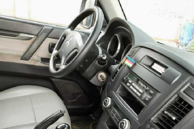 Mitsubishi Pajero đời 2008 dùng động cơ V6 3.0L, cho công suất 176 mã lực, kết hợp hộp số sàn 5 cấp và hệ dẫn động bốn bánh. Xe chỉ có 2 túi khí và thiếu nhiều tính năng an toàn cơ bản, như chống bó cứng phanh ABS, hỗ trợ phanh khẩn cấp hay cân bằng điện tử. 