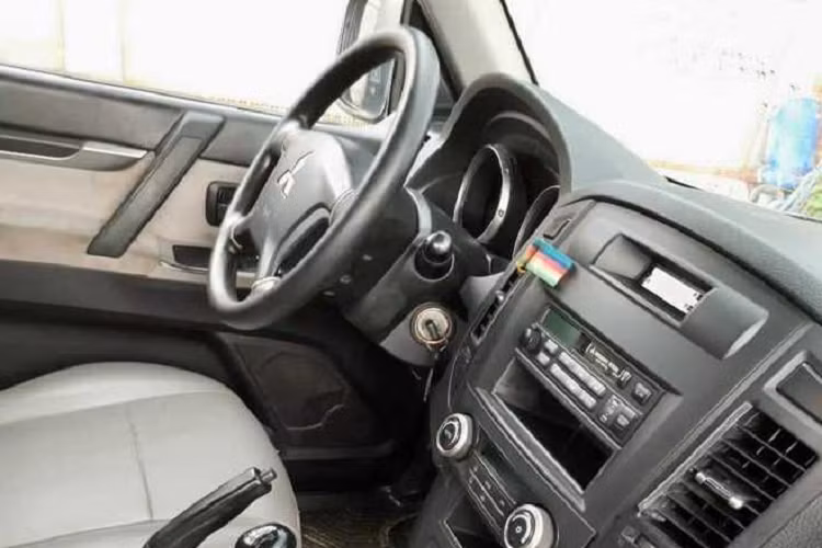 Mitsubishi Pajero đời 2008 dùng động cơ V6 3.0L, cho công suất 176 mã lực, kết hợp hộp số sàn 5 cấp và hệ dẫn động bốn bánh. Xe chỉ có 2 túi khí và thiếu nhiều tính năng an toàn cơ bản, như chống bó cứng phanh ABS, hỗ trợ phanh khẩn cấp hay cân bằng điện tử. 