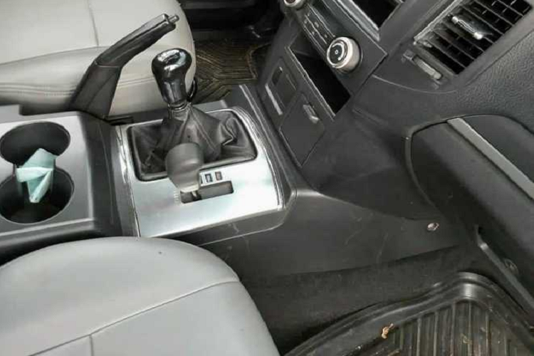 Xe chỉ 5 chỗ ngồi, nhưng sau khi tháo bỏ thùng chở tiền, hàng ghế thứ hai có độ ngả lớn. Khoang hành lý có không gian chứa đồ rộng rãi. Các dòng xe này không có niên hạn, nên người dùng có thể sử dụng lâu dài.