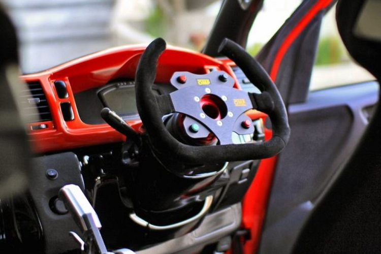 Sau khi tất cả các phụ tùng được chuyển đến Nam Phi, hai anh em nhận ra rằng chiếc minivan chủ đề Lambo của mình cần nhiều sức mạnh hơn những gì một động cơ tăng áp 4 xi-lanh có thể cung cấp, vì vậy họ quyết định sử dụng động cơ 2JZ lừng danh.