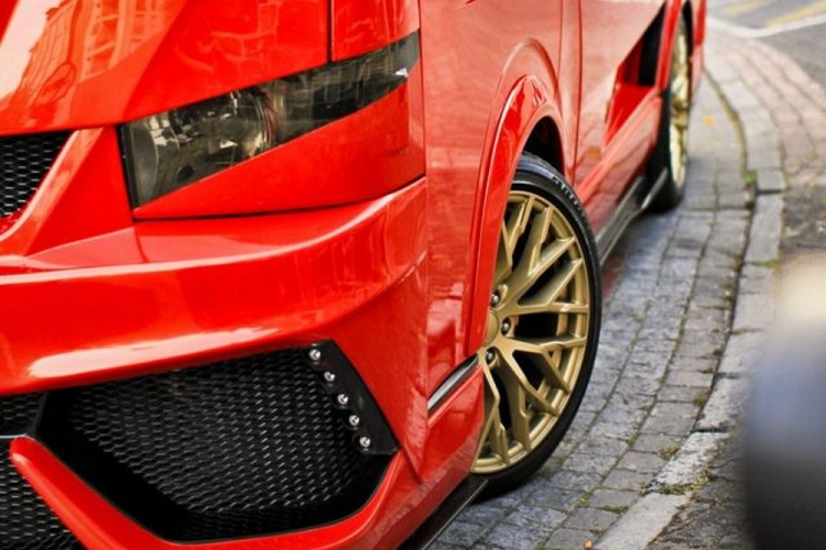 James Redelinghuys là người sở hữu một trong những công ty xe taxi Quantum độ Lamborghini và dịch vụ cho thuê ở Nam Phi, và ông ấy cũng là một người rất thích độ nên những chiếc xe thật hoang dại. James nổi tiếng ở địa phương với việc bắt tay vào thực hiện các dự án đáng kinh ngạc, ví như chiếc ItalJet Dragster đã được biến đổi thành một trong những chiếc xe tay ga nhanh nhất hành tinh.