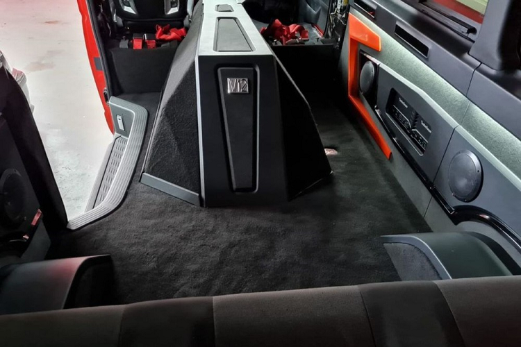 Mang đến hiệu suất cực tốt nếu được độ đúng cách, động cơ này không dễ tìm, và nó chỉ có một nửa số xi-lanh của một chiếc Lamborghini thực sự. Để giải quyết cả hai vấn đề, James đã có một ý tưởng tuyệt vời là mua một động cơ 1GZ-FE để thay thế, và ông ấy đã may mắn tìm được một bộ tương đối rẻ ở Nam Phi.