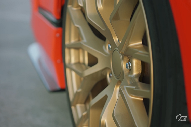 Động cơ được liên kết với hộp số tự động 3 cấp TCI Streetfighter và tất cả lực mô-men xoắn đó được truyền đến bánh sau thông qua bộ hạn chế trượt vi sai lấy từ Mustang GT. Ba thiết lập hệ thống treo riêng biệt đã được thử nghiệm và cuối cùng, chiếc “Lamborghini Quantum” này sử dụng lò xo lá ở cả 4 góc, được hỗ trợ bởi một thanh giảm sốc cuộn dây độ riêng.