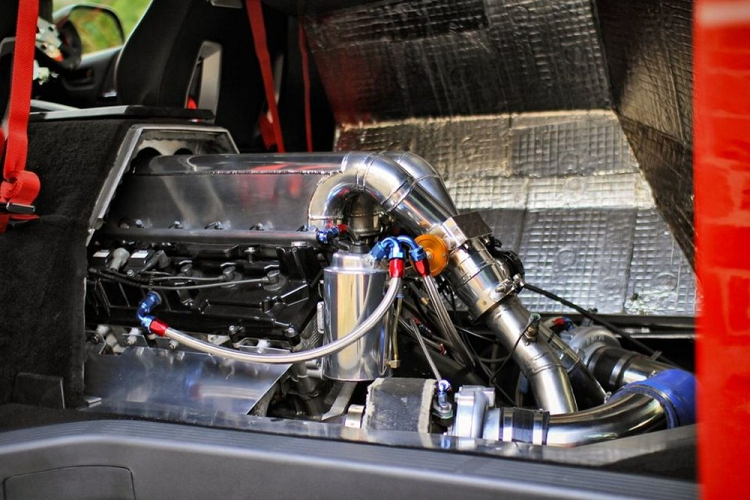 Trong khi tìm cách thúc đẩy hoạt động kinh doanh taxi và cho thuê của mình, James đã chuyển sự chú ý của mình sang Quantum thế hệ thứ 5 với thiết kế hình hộp vuông vắn. Ban đầu, kế hoạch của ông khá đơn giản: lắp một bộ tăng áp khổng lồ cho động cơ 2.7 lít, thiết kế nội thất độc đáo riêng, và hoàn thiện mọi thứ bằng bộ kit widebody.