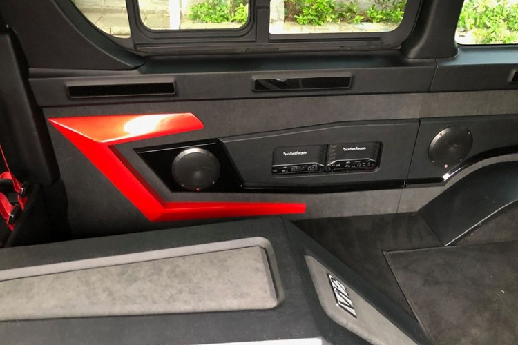 Là loại động cơ V12 sản xuất hàng loạt đầu tiên (và duy nhất) của Toyota, động cơ này được hình thành cho mẫu Century sang trọng với độ đáng tin cậy và tiện nghi cao. Do đó, động cơ dung tích 5.0 lít chỉ có thể tạo ra gần 300 mã lực ở dạng nguyên bản, vì vậy James đã nghĩ tới việc bổ sung cho nó một bộ tăng áp kép.