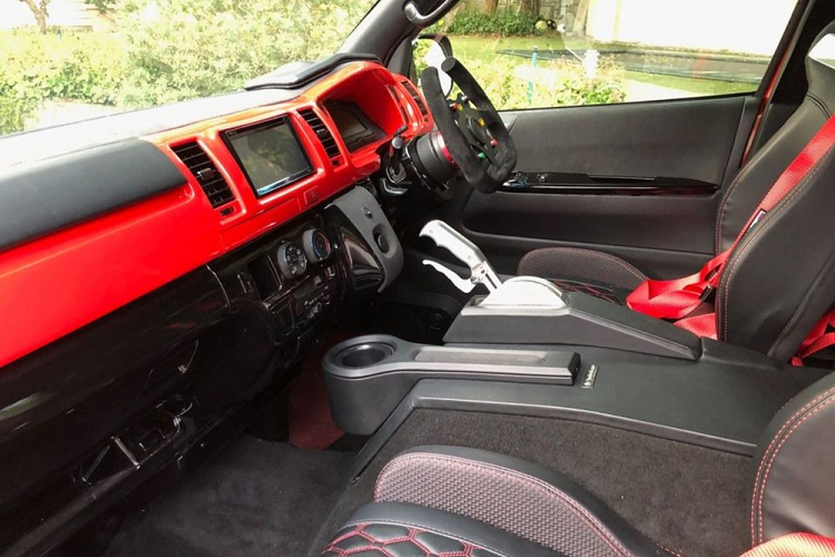 Với sự giúp đỡ của một người anh em, người sở hữu một garage phục chế Porsche, James đã bắt tay vào thực hiện dự án này vào những tháng đầu năm 2017, dự kiến sẽ có chiếc minivan độ hoàn chỉnh trong vài tháng tới. Tuy nhiên, mọi thứ đã chuyển hướng trở nên điên rồ hơn sau khi James phát hiện ra một bộ kit widebody trên một trang web của Nhật Bản. Mang đầy chất Lamborghini Aventador, bộ kit này táo bạo và thú vị đến mức James nhất định phải mua nó.