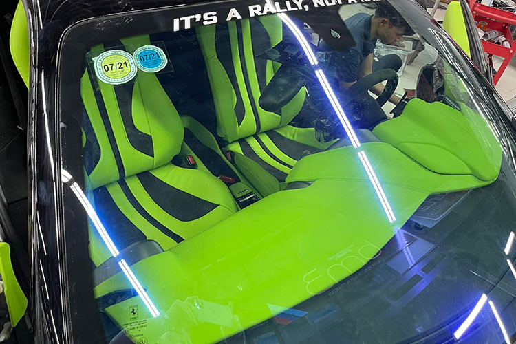 Đi kèm với đó là cản sau sợi carbon, khuếch tán sau kiểu xe đua, khiến phần đuôi trông vô cùng hầm hố. Xe cũng được trang bị cánh gió đuôi kiểu tách rời làm bằng sợi carbon đến từ hãng độ Mansory.