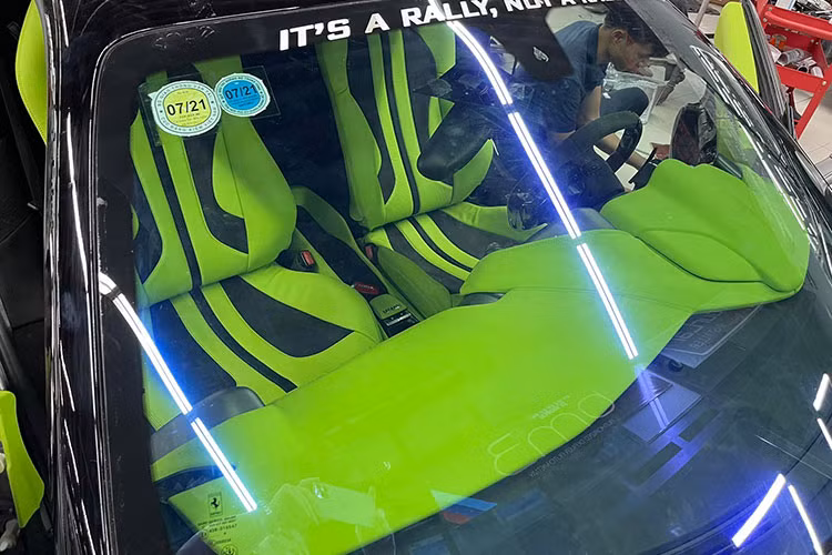 Đi kèm với đó là cản sau sợi carbon, khuếch tán sau kiểu xe đua, khiến phần đuôi trông vô cùng hầm hố. Xe cũng được trang bị cánh gió đuôi kiểu tách rời làm bằng sợi carbon đến từ hãng độ Mansory.