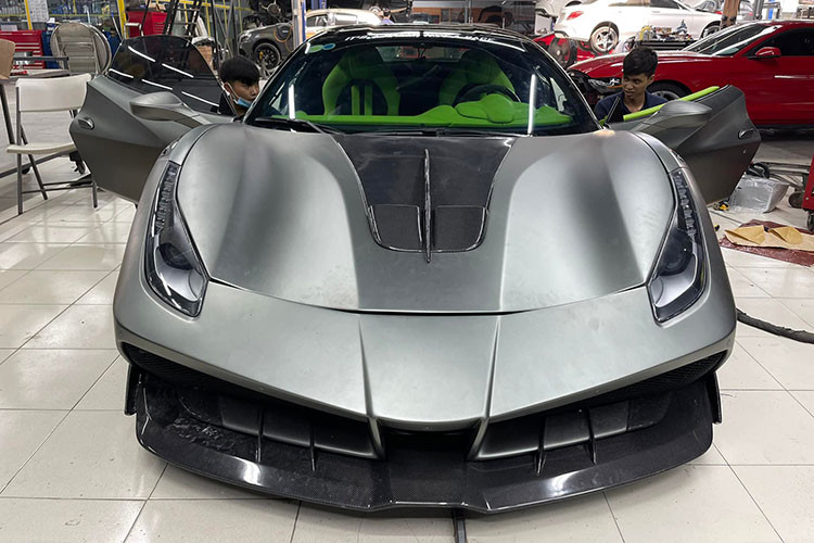 Bộ bodykit này được lấy cảm hứng từ các mẫu Ferrari FXX K và LaFerrari, gồm khe gió ở cản trước được chia 2 khoang tách biệt và khe gió chữ "V" ở trên nắp capo tạo điểm nhấn.
