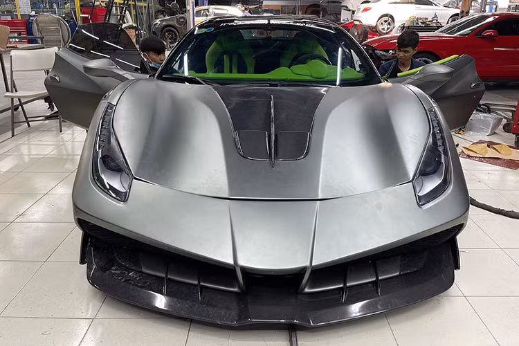 Bộ bodykit này được lấy cảm hứng từ các mẫu Ferrari FXX K và LaFerrari, gồm khe gió ở cản trước được chia 2 khoang tách biệt và khe gió chữ "V" ở trên nắp capo tạo điểm nhấn.