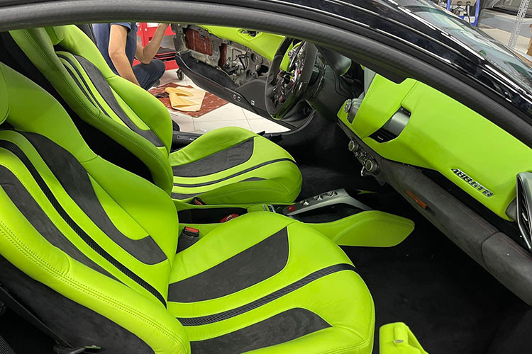 Nguyên bản xe có màu đỏ nhưng hiện đã được sơn lại trong màu đen mờ. Xe có bộ mâm đa chấu sơn đen và cùm phanh sơn màu xanh nõn chuối trùng màu nội thất xe.