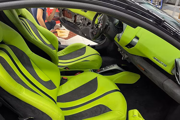 Nguyên bản xe có màu đỏ nhưng hiện đã được sơn lại trong màu đen mờ. Xe có bộ mâm đa chấu sơn đen và cùm phanh sơn màu xanh nõn chuối trùng màu nội thất xe.