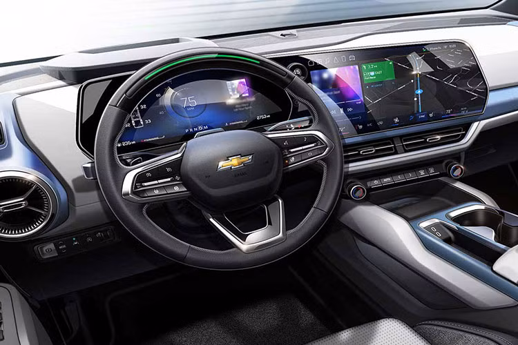 Bên dưới là cụm đèn pha chính, tích hợp vào lưới tản nhiệt đóng kín, sơn cùng màu với thân xe. Bao quanh lưới tản nhiệt và cụm đèn pha là khe gió. Ngoài ra, Chevrolet Equinox EV còn có hốc gió trung tâm rộng, đi với tấm ốp gầm màu bạc.