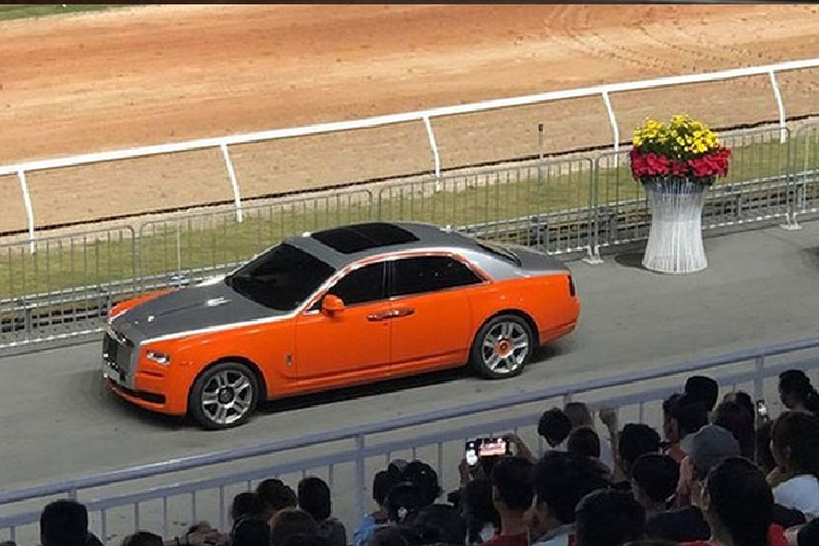 Rolls-Royce Wraith và Bentley Mulsanne EWB của nữ đại gia này cũng có tổng giá trị hơn 55 tỷ đồng. Trong đó, chiếc xe Rolls-Royce Wraith có màu trắng và được dán đề-can màu hồng, còn xe Bentley Mulsanne EWB màu vàng cát được ông Dũng "Lò vôi" mua tặng cho vợ.