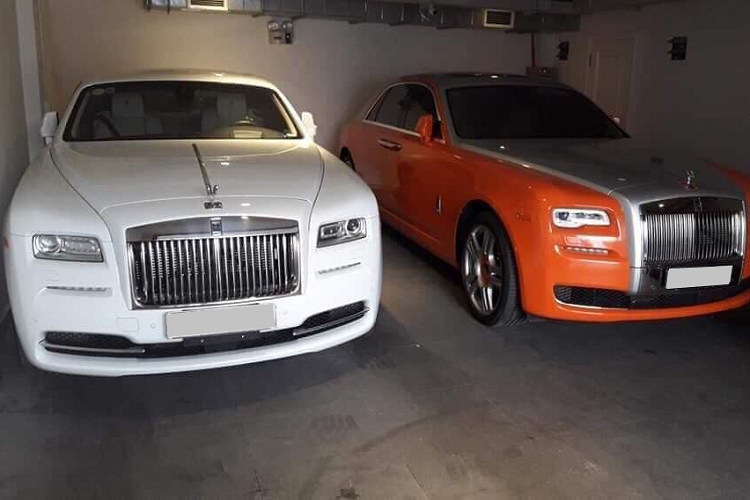 Trong một lần ngẫu hứng khoe dàn xe của mình đỗ ở Bình Dương, bà Nguyễn Phương Hằng đã khiến người xem không khỏi trầm trồ khi có 1 dàn xe đỗ hàng dài bao gồm Bentley Continental GTC đời cũ, Rolls-Royce Wraith được dán màu hồng và xe siêu sang Bentley Mulsanne EWB được mua chính hãng. Toàn bộ dàn xe này được bà Nguyễn Phương Hằng và chồng là ông Huỳnh Uy Dũng cho ra biển trắng.