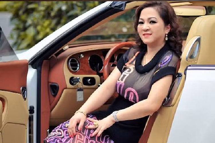 Chiếc xe Bentley Continental GTC của bà Phương Hằng có điểm nổi bật chính là phần mui xe bằng vải có thể dễ dàng đóng hoặc mở mui trong thời gian từ 15 đến 17 giây. Lúc được đưa về nước vào năm 2008 xe có giá bán ước tính trên 10 tỷ đồng.