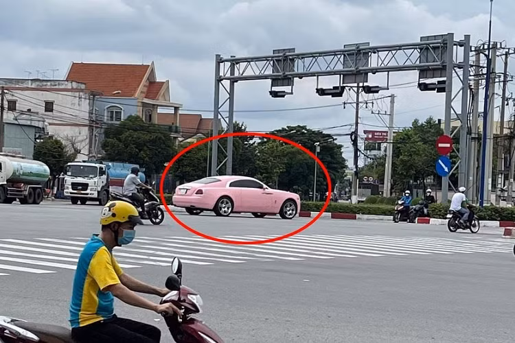 Động cơ kết hợp với hộp số tự động 8 cấp do ZF, nhờ đó, chiếc xe siêu sang này dễ dàng tăng tốc từ vị trí xuất phát lên 100 km/h chỉ trong vòng 5,1 giây trước khi đạt vận tốc tối đa 305 km/h