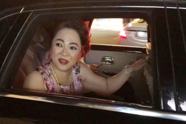 Ngoài ra, nữ đại gia này còn di chuyển trên một chiếc xe siêu sang Rolls-Royce Ghost Series II và chiếc xe MPV hạng sang Toyota Alphard. Ước tính tổng giá trị cho dàn xe siêu sang của bà Nguyễn Phương Hằng phải lên đến trên 80 tỷ đồng.