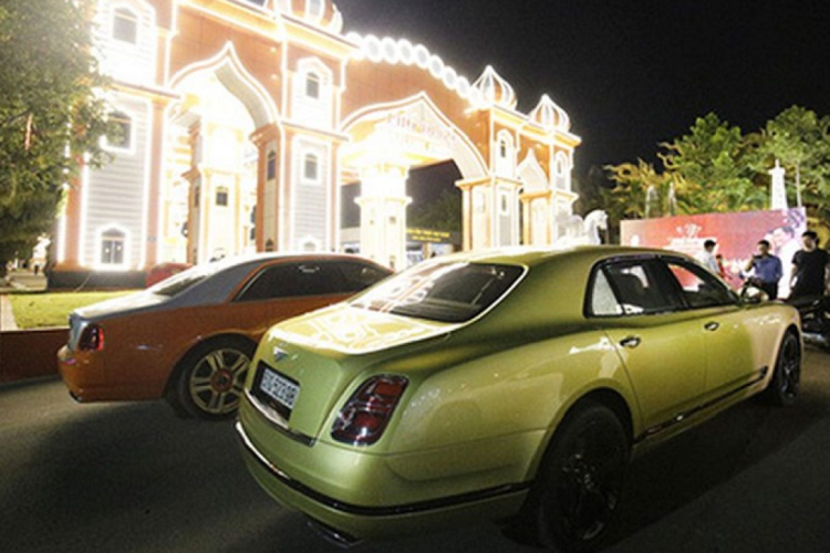 Dòng xe siêu sang Bentley Mulsanne hiện đã bị khai tử, xe sử dụng động cơ V8, Biturbo, dung tích 6,75 lít, sản sinh công suất tối đa 505 mã lực và mô-men xoắn cực đại 1.020 Nm.