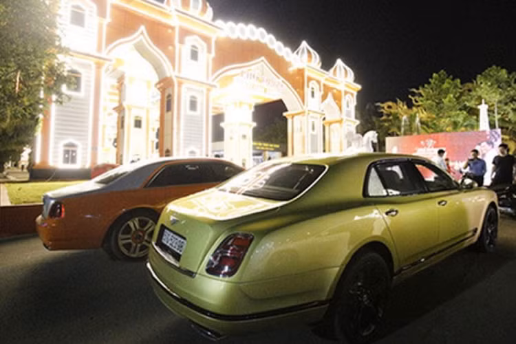 Dòng xe siêu sang Bentley Mulsanne hiện đã bị khai tử, xe sử dụng động cơ V8, Biturbo, dung tích 6,75 lít, sản sinh công suất tối đa 505 mã lực và mô-men xoắn cực đại 1.020 Nm.