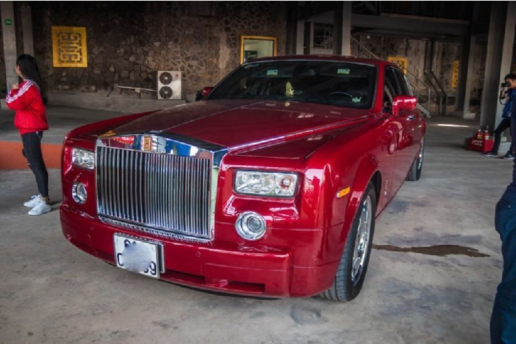 Đắt nhất trong dàn xe của bà Tổng Đại Nam phải kể đến chiếc xe siêu sang Bentley Mulsanne được ông Dũng "Lò Vôi" tặng vào năm 2018 với giá trị phải trên 45 tỷ đồng.