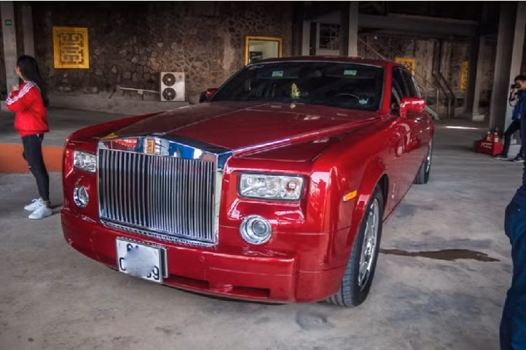 Đắt nhất trong dàn xe của bà Tổng Đại Nam phải kể đến chiếc xe siêu sang Bentley Mulsanne được ông Dũng "Lò Vôi" tặng vào năm 2018 với giá trị phải trên 45 tỷ đồng.