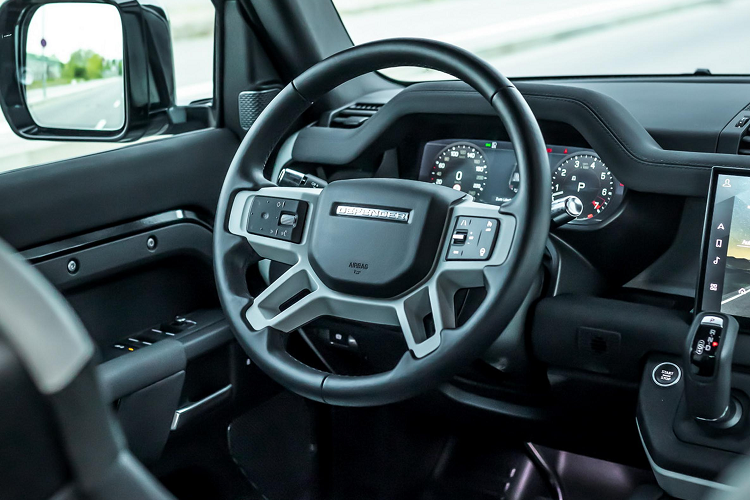 Ngoài ra, người dùng cũng có thể lựa chọn những tùy chọn mâm “an toàn” hơn như các bộ mâm có kích thước 22 inch cho Land Rover Defender nhằm đảm bảo khả năng vận hành của xe.