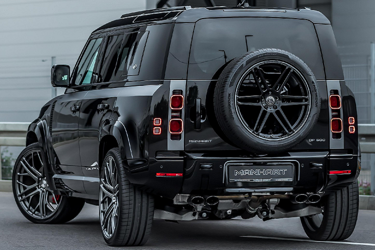 Land Rover Defender DP 500 của Manhart còn được trang bị bộ chắn bùn rộng cùng màu thân xe, các họa tiết mới cho cửa hút của cản và xe cũng được thay thế các logo để biểu thị bản độ của hãng Manhart Performance.