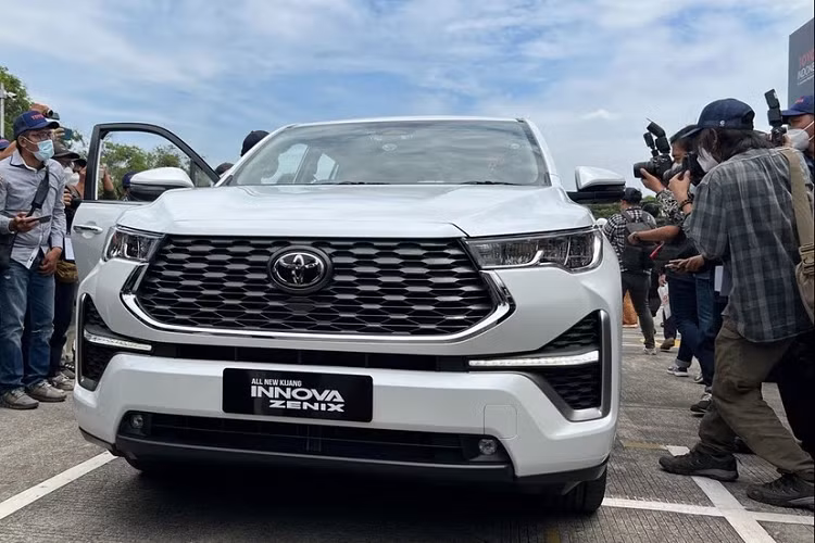 Toyota Innova Hybrid 2023 