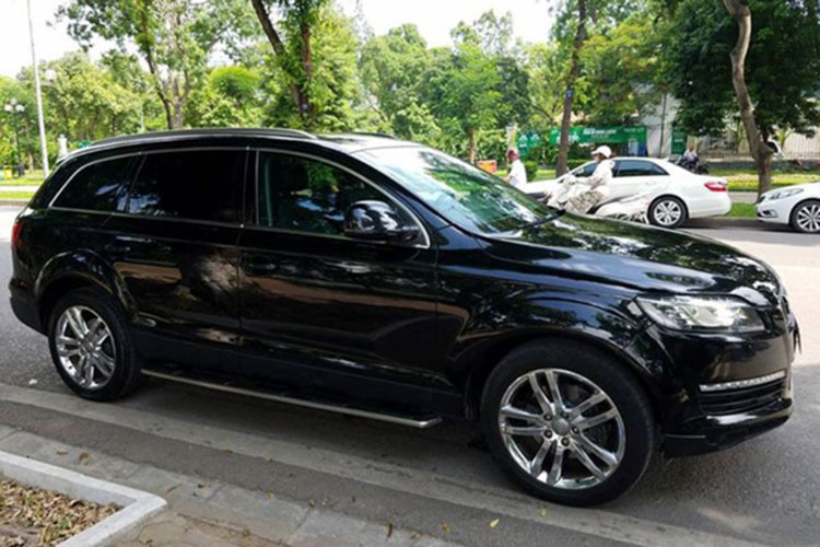 Thế hệ thứ nhất của Audi Q7 tại Việt Nam sở hữu kích thước (DxRxC) lần lượt: 5.086 x 2.177 x 1.737mm, đi cùng với chiều dài cơ sở ở mức 2.177mm. Mặc dù sở hữu chiều dài tổng thể của Audi Q7 hơn khoảng 240mm so với Acura MDX thế hệ thứ 2.