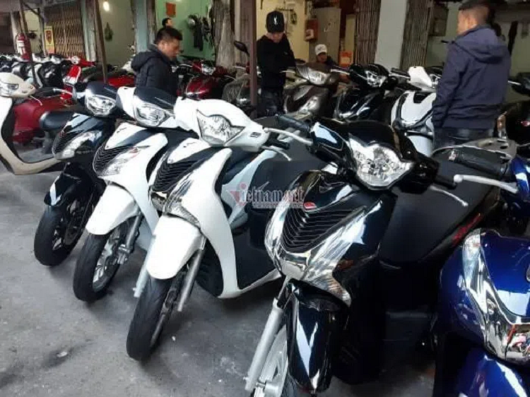 Xe may cu dat hang, dan buon tranh thu kiem loi