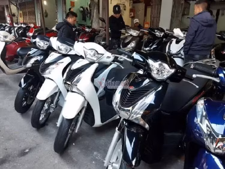 Xe may cu dat hang, dan buon tranh thu kiem loi