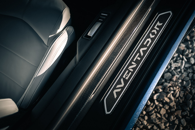 Chiếc Lamborghini cuối cùng với động cơ V12 không chạy điện đã được giao cho chủ sở hữu người Thụy Sĩ, đánh dấu sự kết thúc của một tượng đài huyền thoại. Lamborghini đã chế tạo tổng cộng 11.465 chiếc Aventador trong vòng đời 11 năm của mình