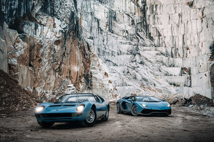 Những bức ảnh chính thức của Lamborghini đặt chiếc Aventador cuối cùng bên cạnh mẫu xe Miura Roadster độc nhất vô nhị.