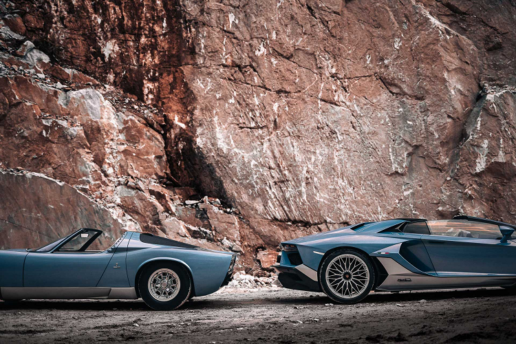 Việc sản xuất xe đáng lẽ ra đã kết thúc sớm hơn nhưng một chiếc tàu chở ô tô đã bị chìm ở Đại Tây Dương cùng với 15 chiếc Aventador, buộc Lamborghini phải khởi động lại quá trình này. Người kế nhiệm của mô hình dự kiến sẽ ra mắt vào khoảng năm 2023 với hệ thống truyền động hybrid V12 hoàn toàn mới.