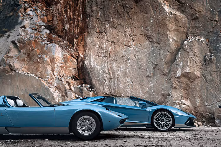 Mẫu xe được trang bị màu sơn ngoại thất Azzuro Flake cho bên ngoài xe với độ hoàn thiện cao. Phần dưới của thân xe được sơn màu Grigio Liqueo với đường viền Nero Aldebaran.