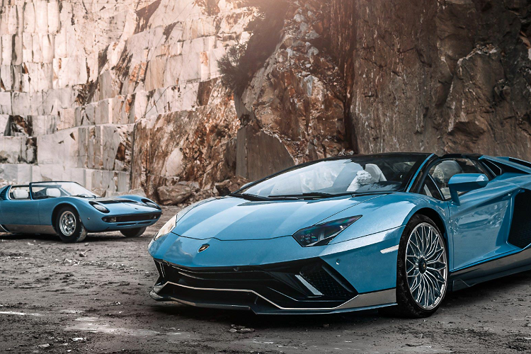 Chiếc xe này được cá nhân hóa bởi bộ phận Ad Personam cùng với các chi tiết phù hợp với Lamborghini Miura Roadster độc nhất từ năm 1968.
